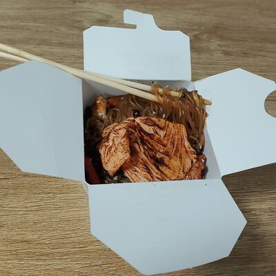 Фунчоза с лососем и овощами в Deep Tasty по цене 565 ₽