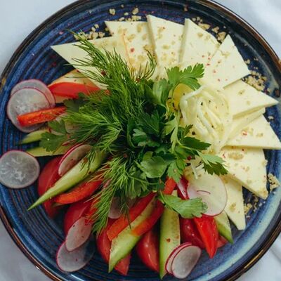 Овощное ассорти с грузинскими сырами в Роланд по цене 670 ₽