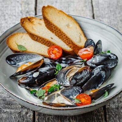 Большая тарелка мидий в сливочном соусе в Люблин по цене 1022 ₽