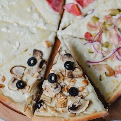 Четыре Вкуса на Белом Соусе 38 см в Панда Бистро по цене 989 ₽