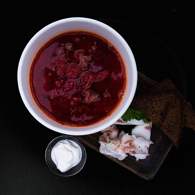 Борщ с салом, сметаной и бородинским хлебомв Loft по цене 610 ₽