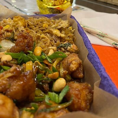 Курица по-гонконгски с цукини и арахисом с гарниромв Mr.Mao по цене 545 ₽