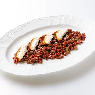 Тартар из говядины с угрем и кремом из унагив Dodici Seafood по цене 1120 ₽