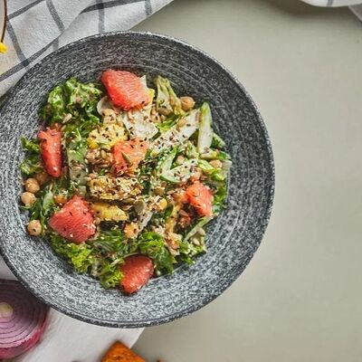 Салат с нутом и огурцом в Mesto Sushi & Grill по цене 420