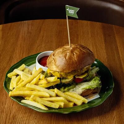 Бургер с говяжьей котлетой на бриоши из печи с карамелизированным луком в Lucky Duck по цене 990 ₽