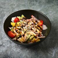 Теплый салат с морепродуктами в Гриль Босс