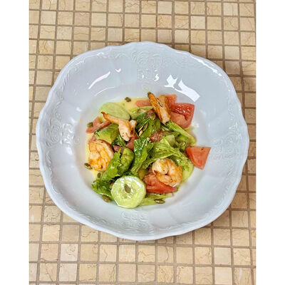 Салат с креветками, грейпфрутом и цитруссовым дрессингом в Мари по цене 710 ₽