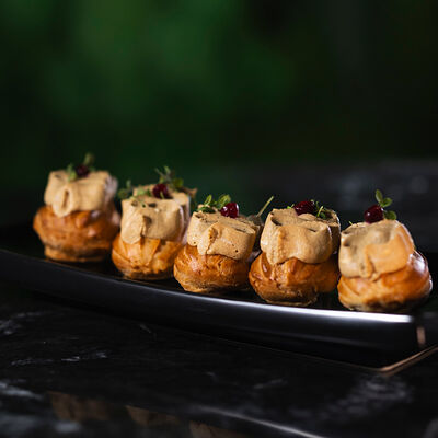 Куриный паштет в эклерах с луковым мармеладом в Наша хвоя по цене 490 ₽