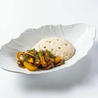 Жареный картофель с миксом из грибовв Dodici Seafood