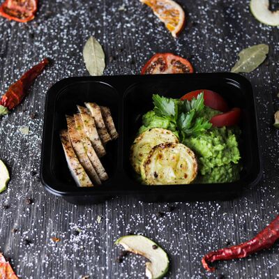 Копченная курочка с гороховым пюре с печеными кабачками в Кафе RSC по цене 250 ₽