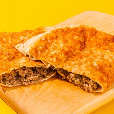 Чебурек с говядиной и свининой в Чебурекми по цене 310 ₽