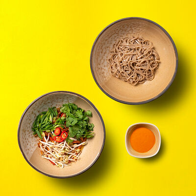 Вок с говядиной, гречневой соба и соусом том ям в VASILCHUKI Chaihona №1 по цене 550