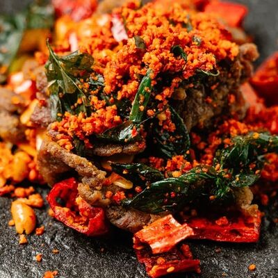 Сухая говядина с арахисом и перцем чили в Китайская грамота по цене 1800 ₽