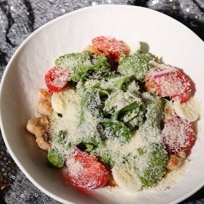 С пряным цыпленком и соусом песто в Sweetheart по цене 915 ₽