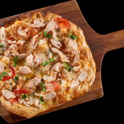 Пицца с копченой курицей и копченым сыром в Осака по цене 490 ₽