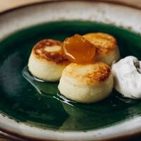 Сырники с домашним вареньем и сметаной в Мацони