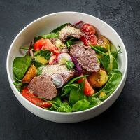 Салат с запеченной говядиной и пармезаном с соусом Доставка в Hot Black