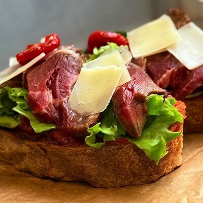 Брускетта с ростбифом в Парус по цене 700 ₽