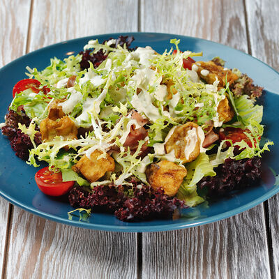 Теплый салат с хрустящими баклажанами и ростбифом в Кофейня на Остоженке по цене 1100 ₽