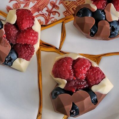 Малина и голубика в двойном шоколаде в Kissberry по цене 1199 ₽