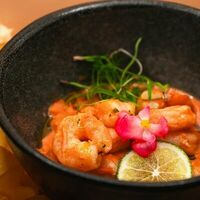 Томлёные креветки в соусе том ям в Light Garden