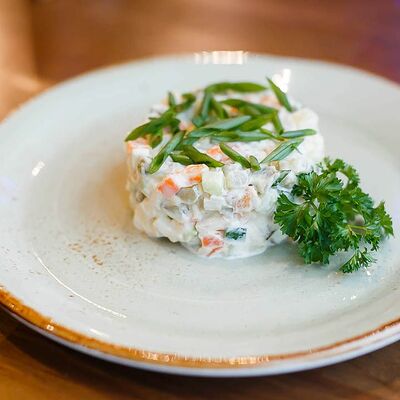 Столичный салат в Дюшес по цене 390