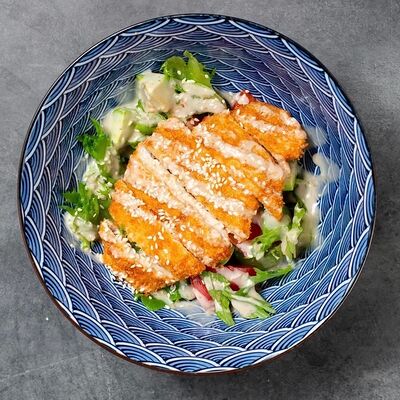 Салат с курицей темпура в ореховом соусев Gourmetto по цене 740 ₽