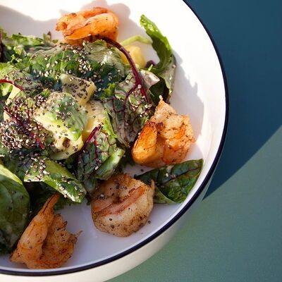 Салат с креветками и манго в Гости, бистро по цене 670 ₽