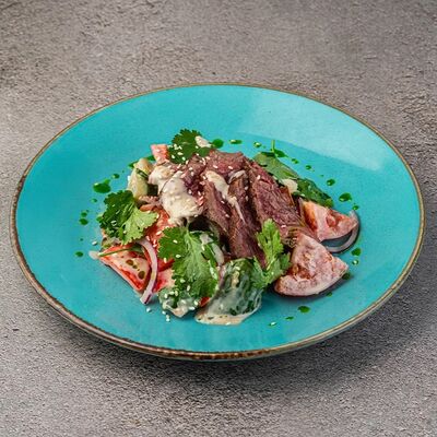 Салат с вырезкой в ореховом соусе в Бар с едой Пороселло по цене 830 ₽