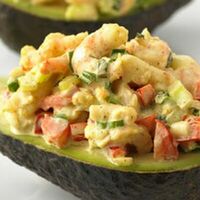 Авокадо гриль с креветками и соусом спайси в Кафе Biscuit