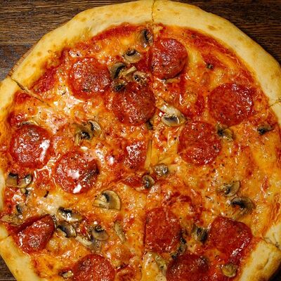 Пицца Пепперони с грибами в Рога Лося по цене 580 ₽