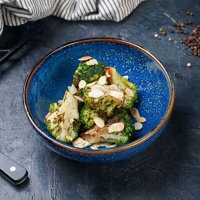 Брокколи с чесноком в EVOO по цене 403 ₽