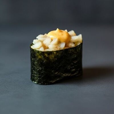 Гункан с окунем в Тобико по цене 270 ₽