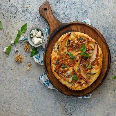 Хачапури с грушей и сыром с плесенью в Баклажан в ТЦ 