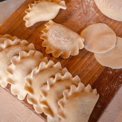 Замороженные вареники с мясом и капустой в Ручная лепка по цене 540 ₽