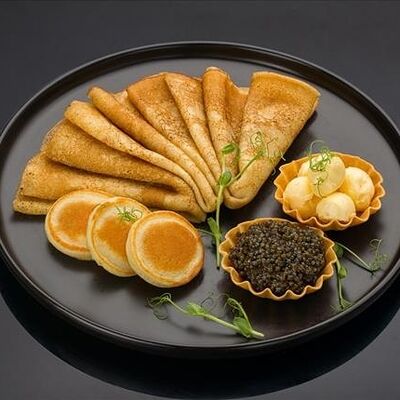 Блины и мини-оладушки с осетровой икрой в Bluefin по цене 7130 ₽