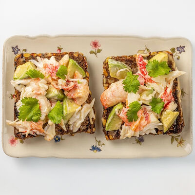 С крабом и авокадо в Ava bistro по цене 980 ₽