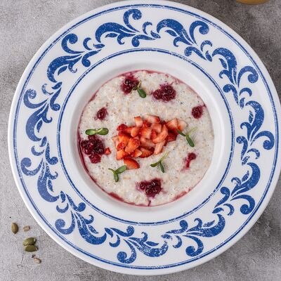 Каша овсяная с брусничным соусом и клубникойв Русская усадьба по цене 390 ₽