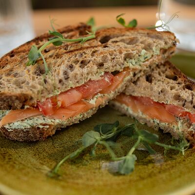 Сэндвич с лососемв Bun по цене 530 ₽