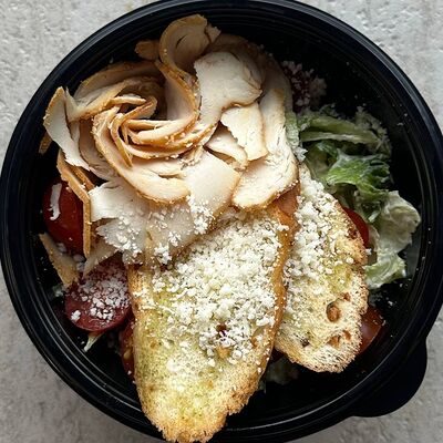 Салат Цезарь с курицей в Еду домой по цене 450 ₽