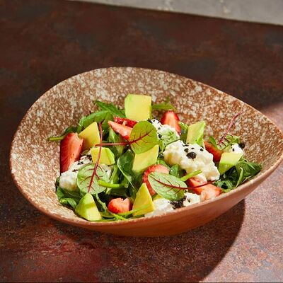 Салат со страчателлой, клубникой и авокадов Гастробар DOM по цене 520