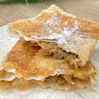 Пирожок Яблоко-корица в Чебурек номер 1 по цене 190 ₽