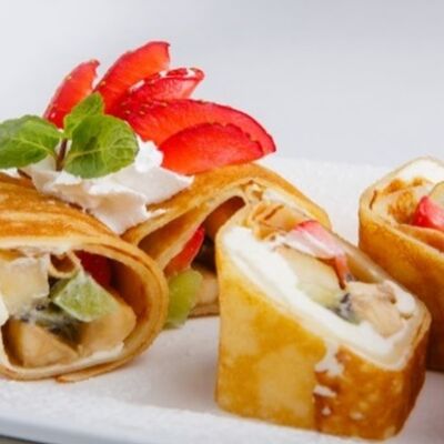 Рулеты из блинчиков с фруктовой начинкойв Максимилианс по цене 250 ₽