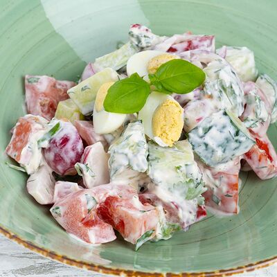 Салат из свежих овощей со сметаной в На речке по цене 420 ₽