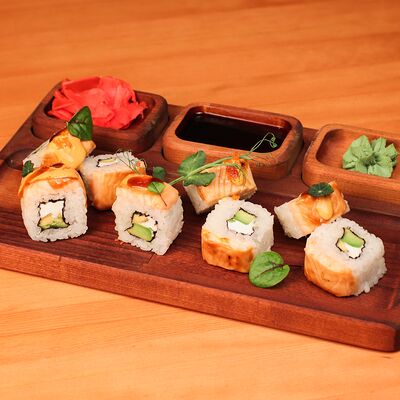 Опалённый ролл с лососем в Тот самый бар по цене 340 ₽