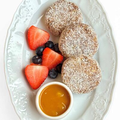 Сыроедческие сырники с манговым соусом и свежими ягодами в Медовик по цене 695 ₽