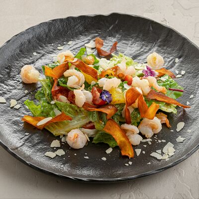 Салат с креветками, творожным сыром и чипсами из батата в Brasserie Kriek по цене 940 ₽