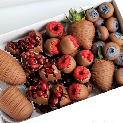 Набор «Фрукты в шоколаде» М в Berry Boutique по цене 3000 ₽
