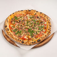 Пицца с ветчиной из индейки и грибами в Сыроварня