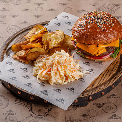 Чизбургер с сыром Чеддер в Braubauer по цене 620 ₽